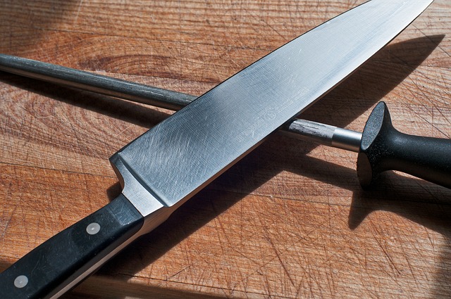 jak nabrousit kuchyňský nůž ocílkou